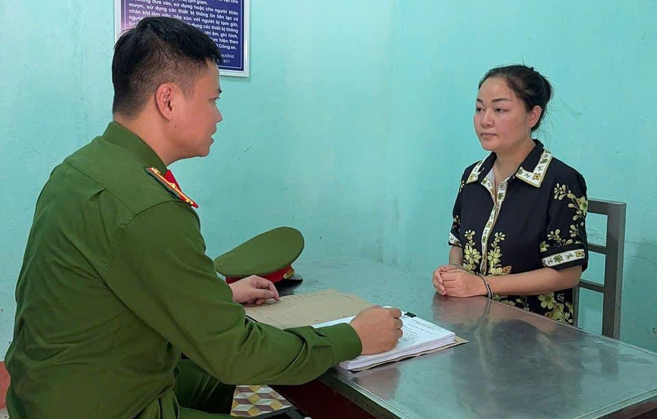 Cảnh sát lấy lời khai một nghi can liên quan đến đường dây buôn lậu kim cương.
