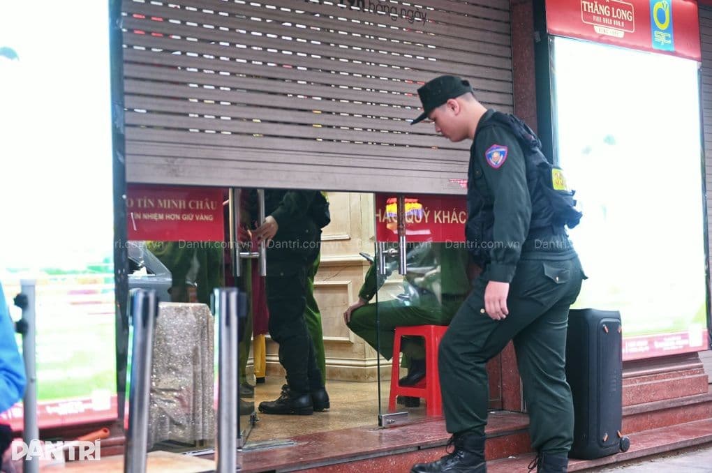 Cảnh sát đóng cửa cuốn tại cửa hàng vàng Bảo Tín Minh Châu