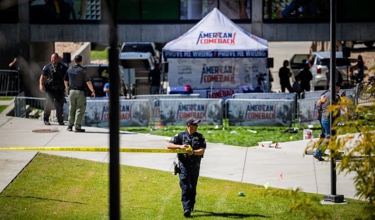 Cảnh sát phong tỏa khu vực sự kiện Turning Point USA tại Đại học Utah Valley sau vụ nổ súng, với dây băng cảnh báo và lều sự kiện phía sau.