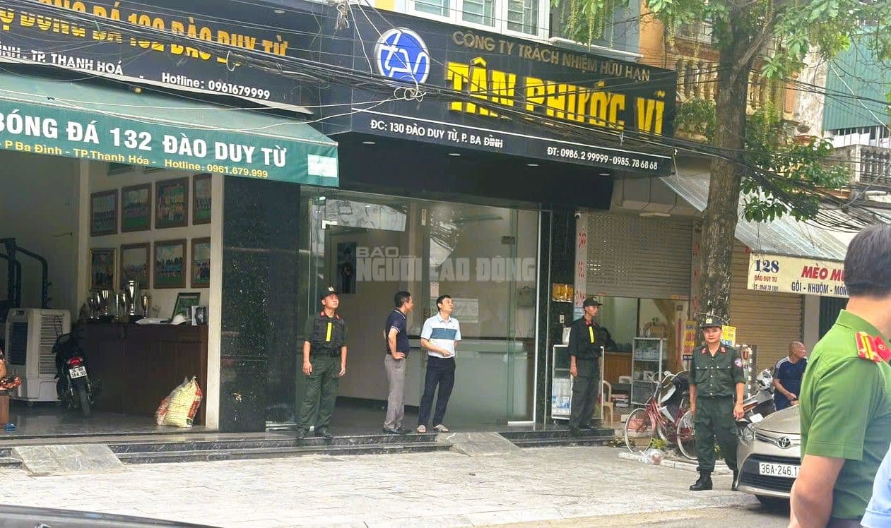 Cảnh sát phong tỏa và khám xét nhà trùm giang hồ Vi 'ngộ' trên đường Đào Duy Từ, Thanh Hóa.