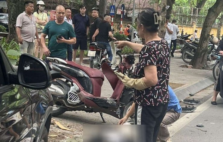 Cảnh sát và người dân tại hiện trường vụ tai nạn giao thông nghiêm trọng trên đường Nguyễn Huy Tự, nơi xe BMW của ông Nguyễn Sỹ Cương gây tai nạn.