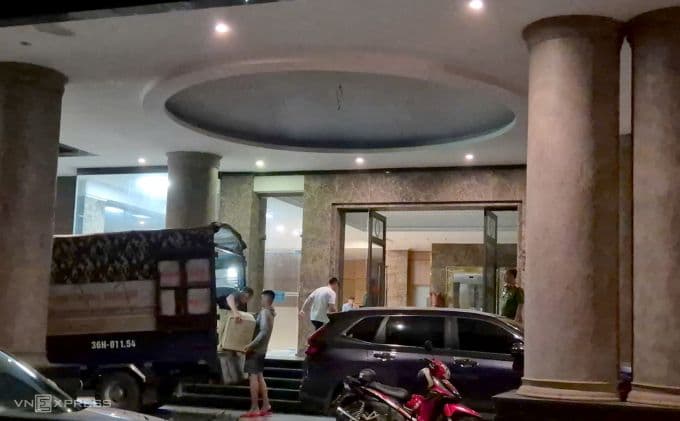 Cảnh sát vận chuyển máy tính và tài liệu từ trụ sở Tập đoàn Đông Á để phục vụ điều tra nghi án kế toán.