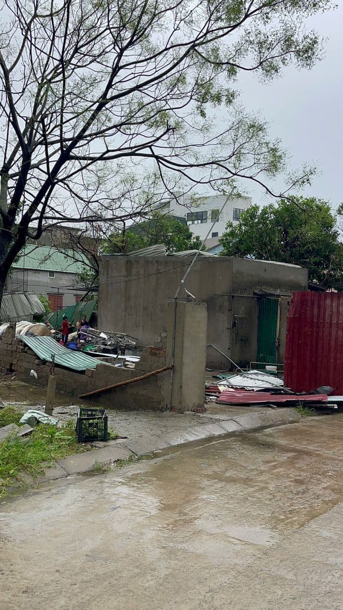 Cảnh tan hoang sau bão Kajiki với nhà cửa đổ nát, cây cối bật gốc ở miền Trung.