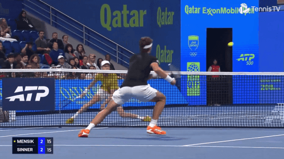 Cảnh thi đấu căng thẳng của Jannik Sinner tại giải Doha, nơi anh thể hiện sự điềm tĩnh và vượt qua đối thủ.