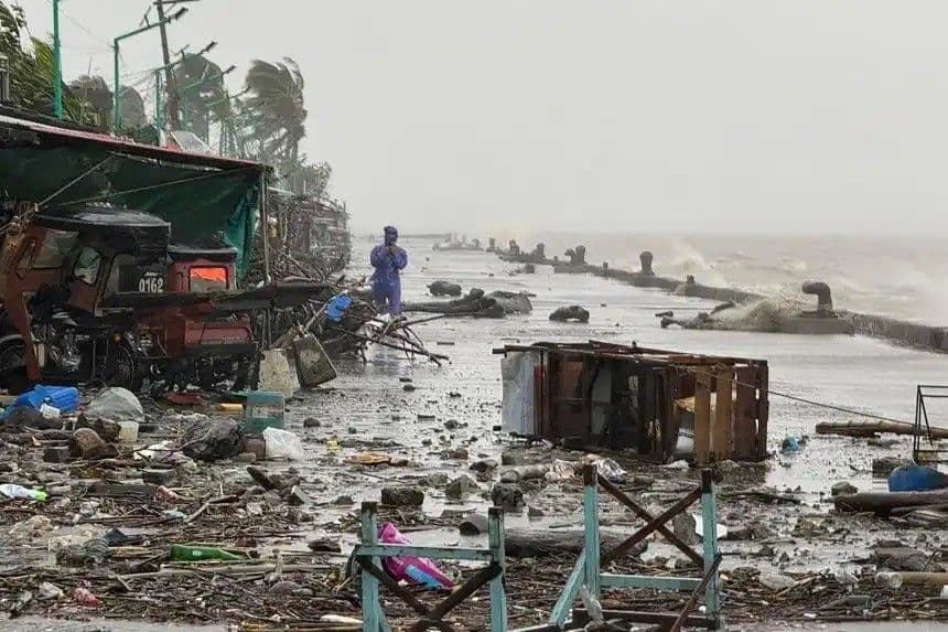 Cảnh tượng hoang tàn tại khu vực ven biển Aparri, Philippines sau khi siêu bão Ragasa đổ bộ.