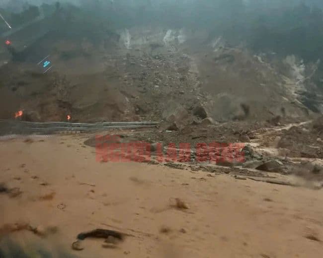 Cảnh tượng sạt lở đất đá quy mô lớn trên sườn núi đèo Khánh Lê, minh chứng cho quá trình kiến tạo địa chất và sự bất ổn tự nhiên.