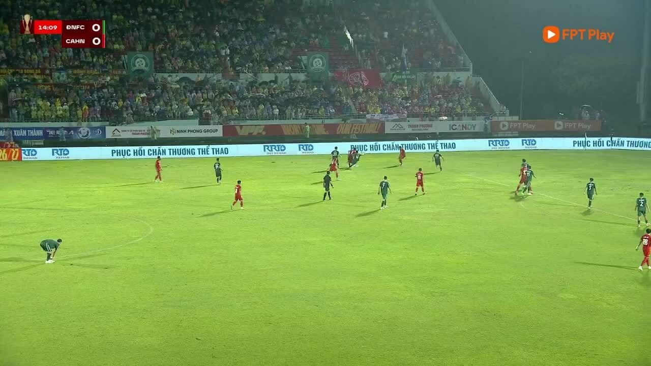 Cảnh toàn sân một trận đấu bóng đá V-League, thể hiện môi trường thi đấu của Đình Bắc.