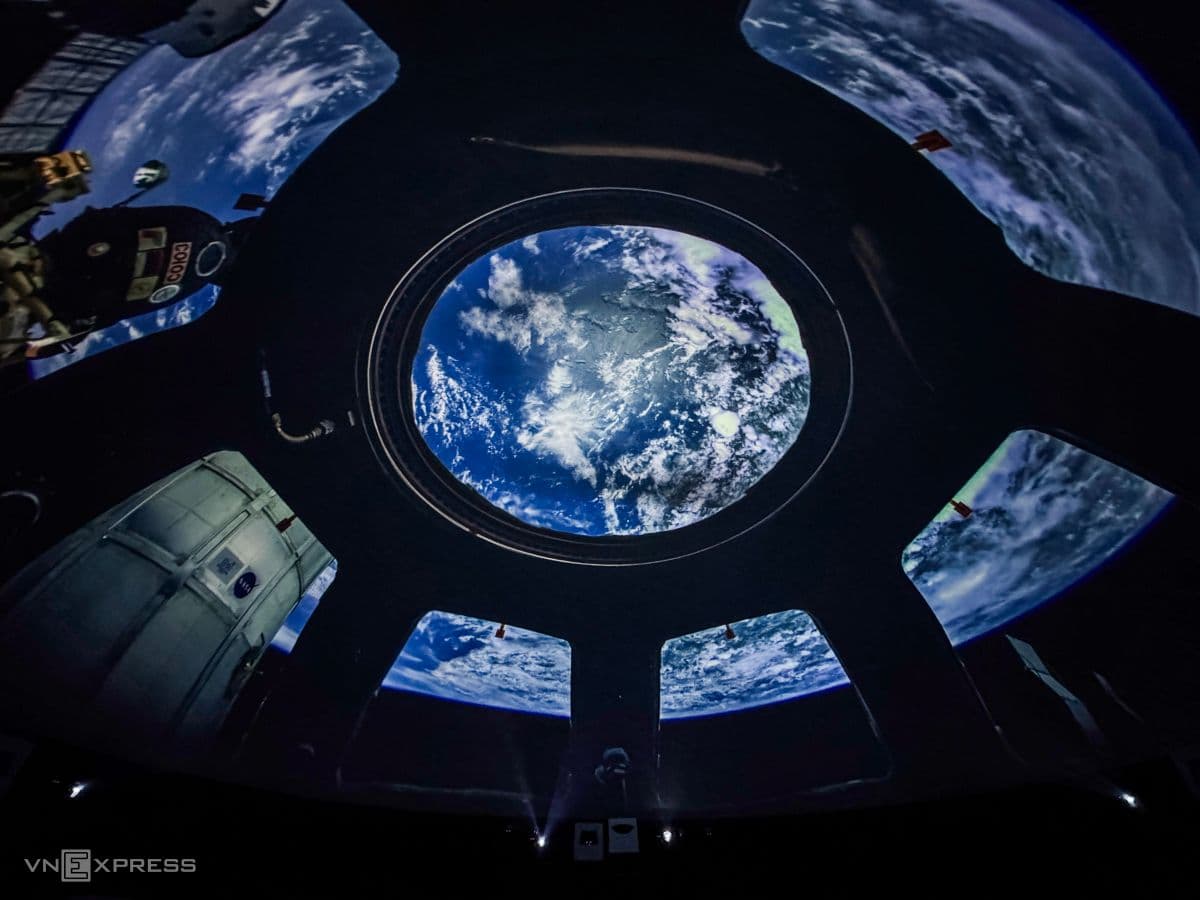 Cảnh Trái Đất nhìn từ cửa sổ tàu vũ trụ mô phỏng tại Bảo tàng Vũ trụ Việt Nam