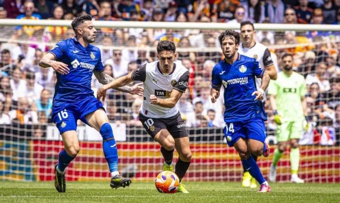 Cảnh trận đấu bóng đá, tượng trưng cho những thử thách mà Werder Bremen đang đối mặt.