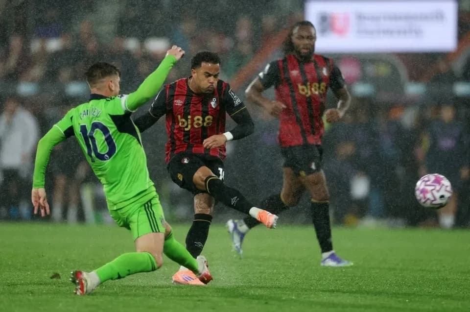 Cảnh trận đấu căng thẳng giữa Bournemouth và Fulham, thể hiện bản lĩnh của đội chủ nhà