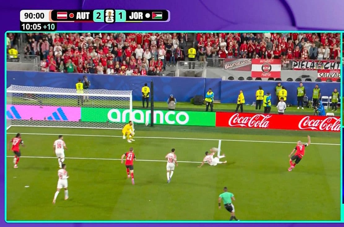 Cảnh trận đấu căng thẳng giữa Áo và Jordan ở phút bù giờ, với tỷ số 2-1 nghiêng về Áo.