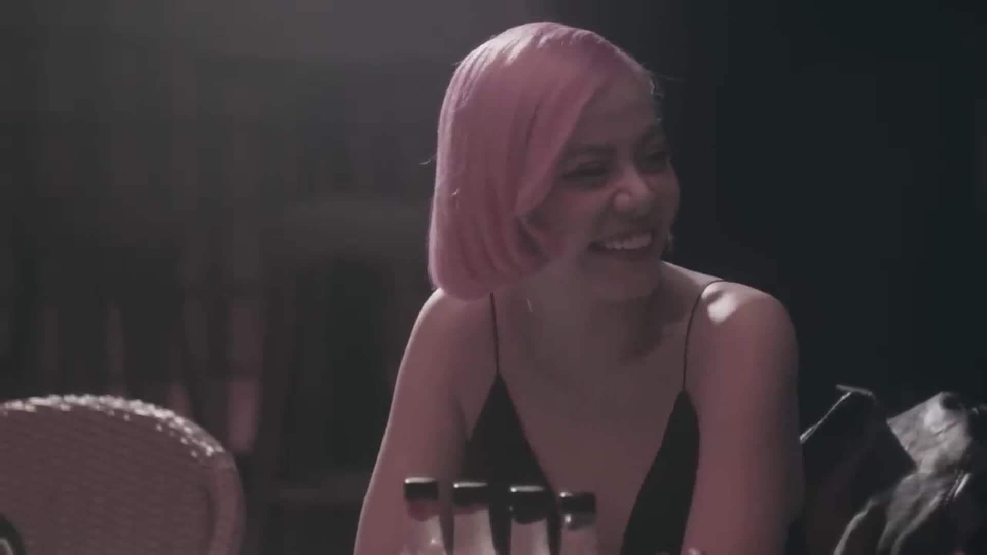 Cảnh trong MV "Ai đưa em về" của TIA và Lê Thiện Hiếu, minh họa giá trị nghệ thuật cốt lõi của ca khúc.