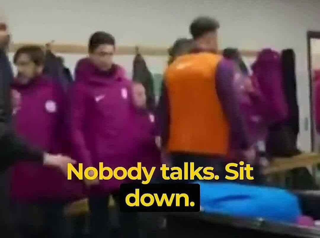 Cảnh trong phòng thay đồ với cầu thủ và dòng chữ "Nobody talks. Sit down.", minh họa kỷ luật và văn hóa câu lạc bộ nghiêm ngặt của Pep Guardiola.