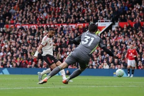 Cody Gakpo của Liverpool sút bóng ghi bàn trong trận đấu đầy kịch tính với Man Utd.