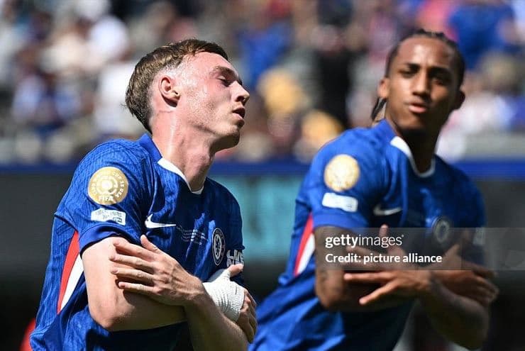 Cole Palmer của Chelsea ăn mừng bàn thắng, thể hiện sự thăng hoa trong sự nghiệp