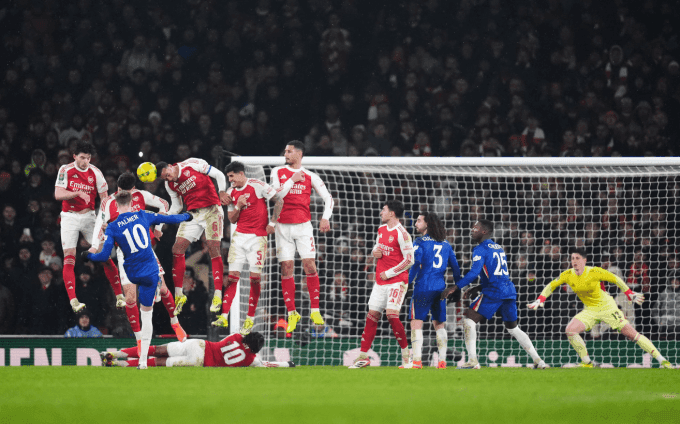 Cole Palmer của Chelsea thực hiện quả đá phạt trong trận đấu căng thẳng với Arsenal.