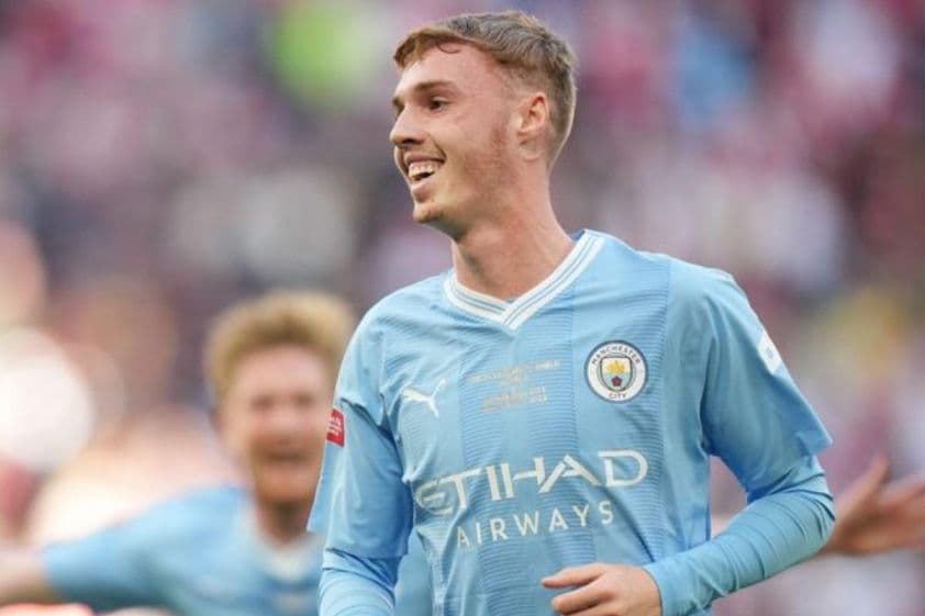 Cole Palmer tươi cười trong màu áo Manchester City, khởi đầu hành trình sự nghiệp.