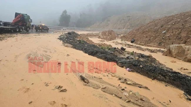 Con đường đèo Khánh Lê bị ngập trong bùn đất và đá sau sạt lở, cho thấy hậu quả của các yếu tố khí tượng khắc nghiệt.