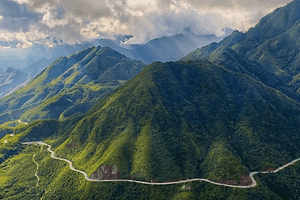 Con đèo uốn lượn qua núi rừng hùng vĩ, thể hiện vẻ đẹp và sự hiểm trở của những cung đèo truyền thống ở Việt Nam.