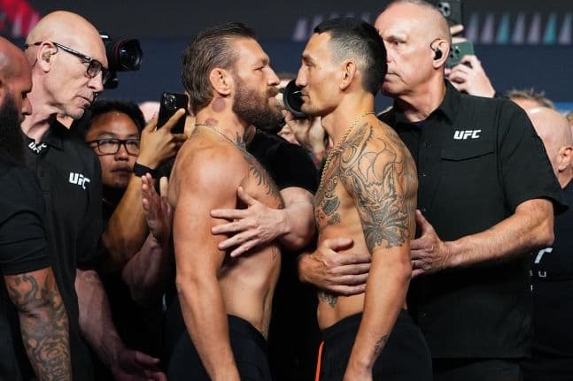 Conor McGregor và Max Holloway đối mặt căng thẳng tại buổi cân trọng lượng trước trận đấu chính UFC 329.