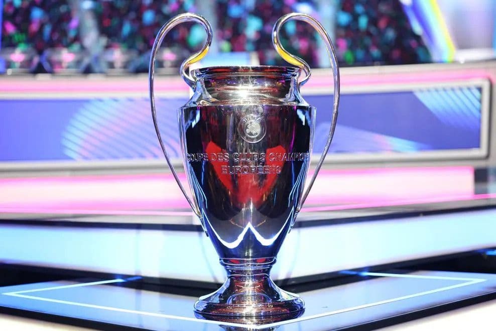 Cúp Champions League lấp lánh trên sân khấu hiện đại, biểu tượng cho kỷ nguyên mới của giải đấu.