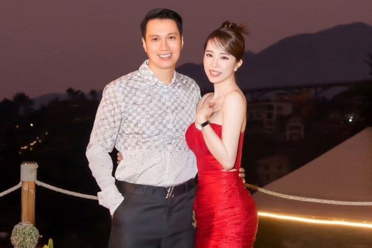 Cặp đôi diễn viên Việt Anh và Quỳnh Nga thân thiết tại một sự kiện giải trí.