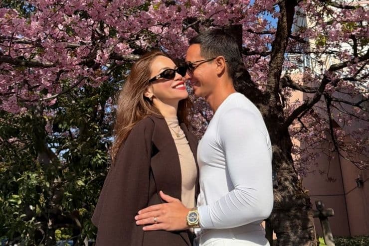 Cặp đôi Đông Nhi và Ông Cao Thắng dưới tán hoa anh đào, biểu tượng cho sự gắn bó bền chặt trong sự nghiệp và cuộc sống.