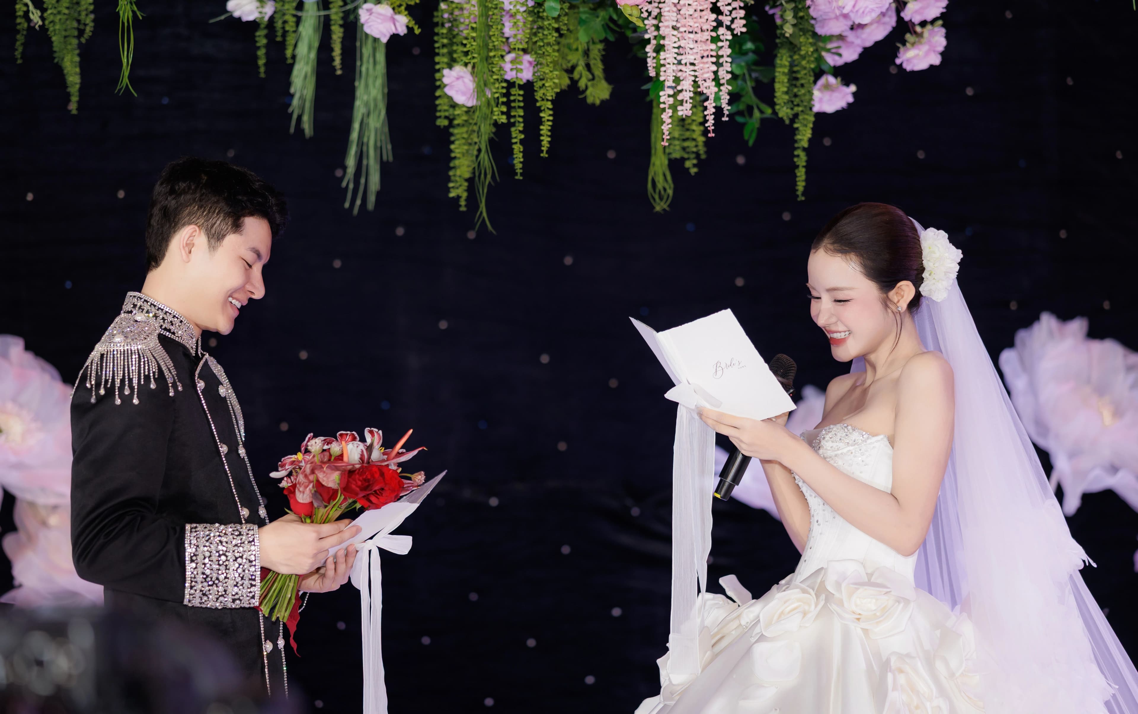 Cặp đôi Nghĩa và Duy hạnh phúc trong lễ cưới, biểu tượng cho tình yêu vượt qua khoảng cách tuổi tác.