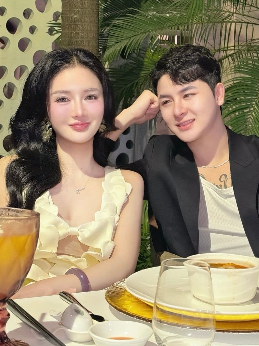 Cặp đôi Nghĩa và Duy trong một buổi hẹn hò lãng mạn, thể hiện sự gắn kết bất chấp định kiến tuổi tác.