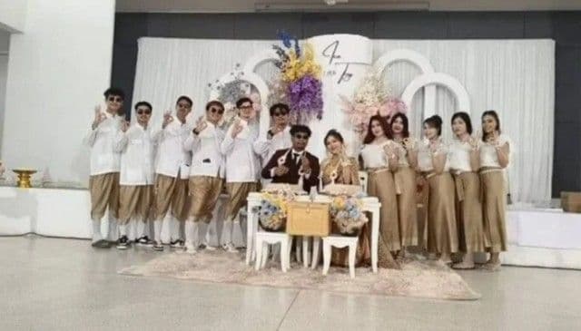 Cặp đôi Thái Lan ký giấy tờ hôn nhân cùng bạn bè, tượng trưng cho sự linh hoạt và bình đẳng trong tình yêu hiện đại.