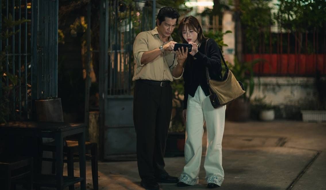 Cặp đôi Thiên Ân và An Thiên trong một cảnh phim lãng mạn của 'Hẹn Em Ngày Nhật Thực' dưới ánh đèn đêm.