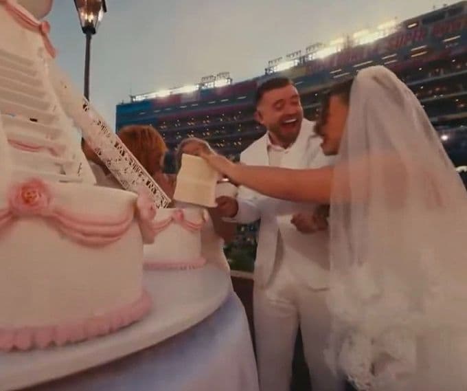 Cặp đôi uyên ương cắt bánh cưới trên sân khấu Super Bowl 2026, một khoảnh khắc bất ngờ trong màn trình diễn của Bad Bunny