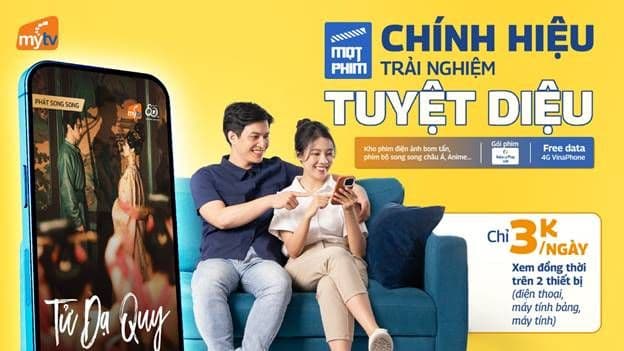 Cặp đôi xem phim trên điện thoại MyTV, minh họa gói Mọt Phim và trải nghiệm giải trí cá nhân hóa.