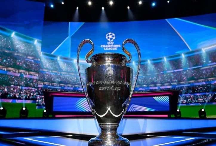 Cúp vô địch, biểu tượng cho sức mạnh hủy diệt và khát vọng phá bỏ giới hạn của Al Ahli.