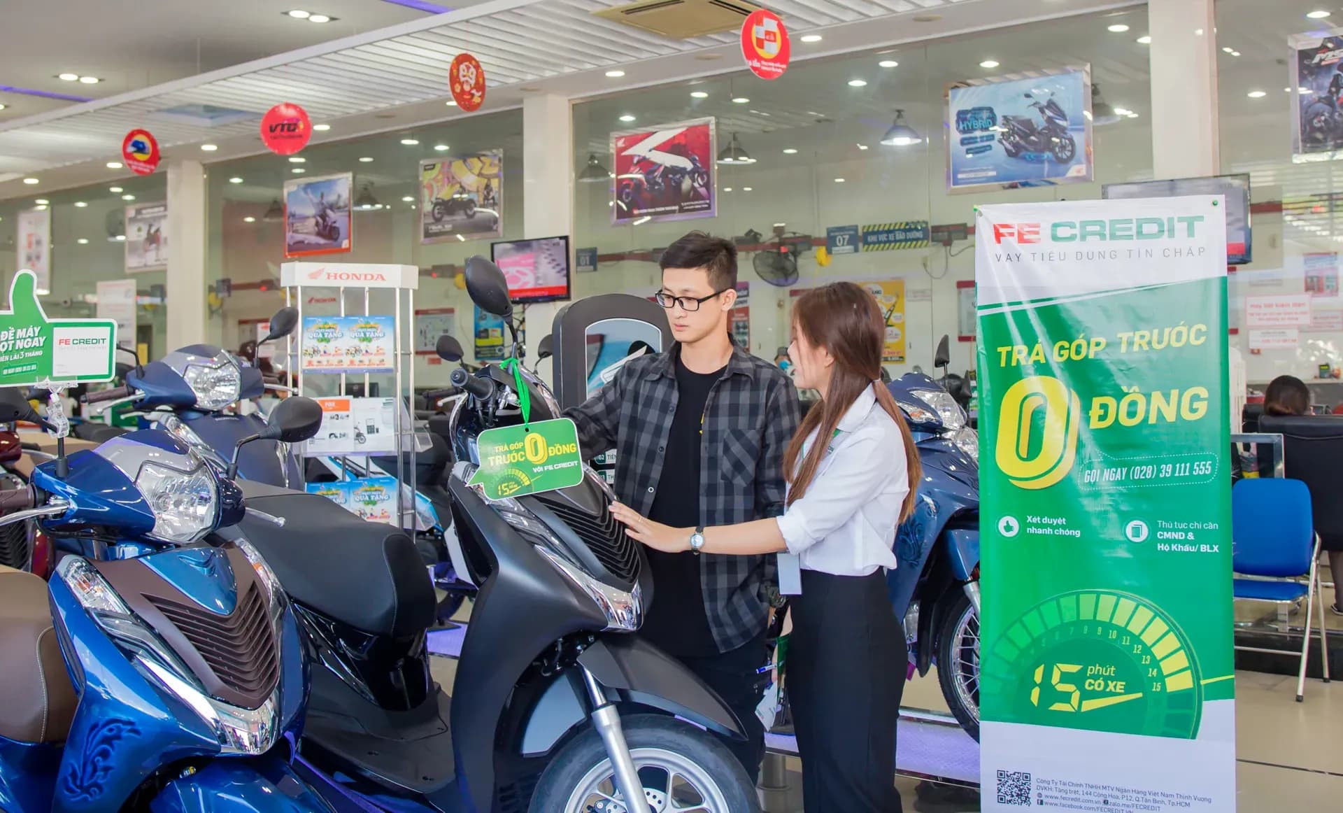 Cặp vợ chồng cùng bàn bạc, lựa chọn mua xe máy, thể hiện sự đồng thuận trong chi tiêu gia đình dịp Tết.