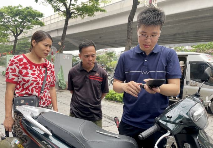 Cặp vợ chồng mua xe máy điện mới, thể hiện xu hướng chuyển đổi sang giao thông xanh tại Việt Nam.