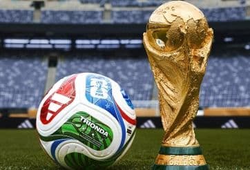Cúp vàng và quả bóng World Cup, biểu tượng của bóng đá toàn cầu và sự cạnh tranh quốc tế