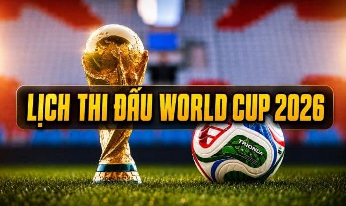 Cúp vàng World Cup 2026 và quả bóng trên sân cỏ