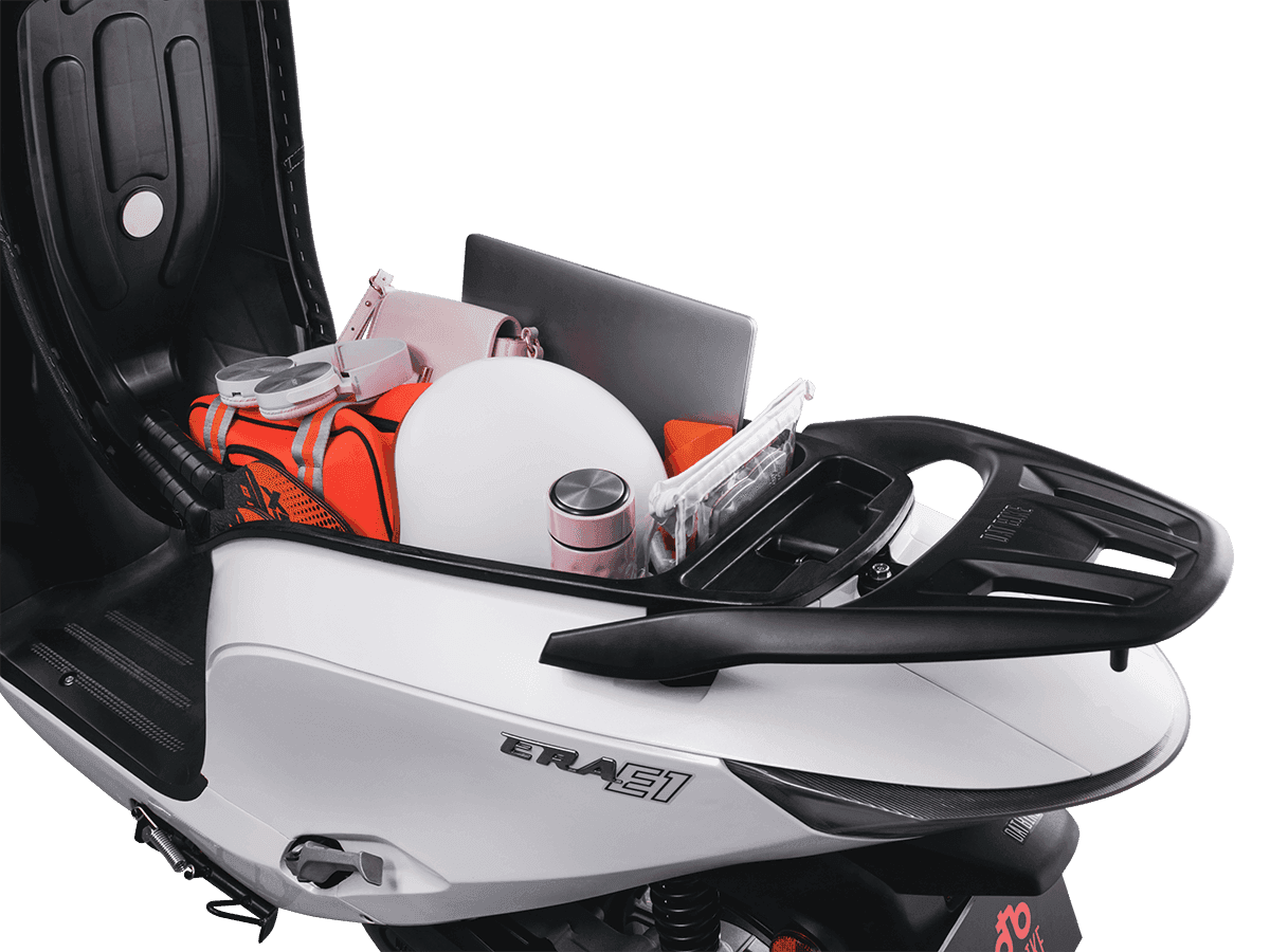 Cốp xe Dat Bike Era dung tích 50 lít mở ra, chứa nhiều vật dụng cá nhân như laptop, túi xách, bình nước, minh họa khả năng chứa đồ vượt trội.