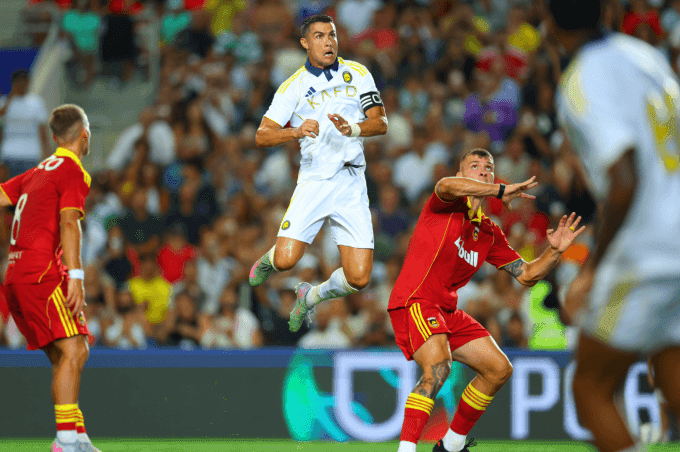 Cristiano Ronaldo bật nhảy đánh đầu ghi bàn, minh chứng tuổi tác chỉ là con số.