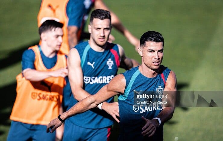 Cristiano Ronaldo cùng các đồng đội Bồ Đào Nha tập luyện, thể hiện sự chuyển mình của đội bóng.