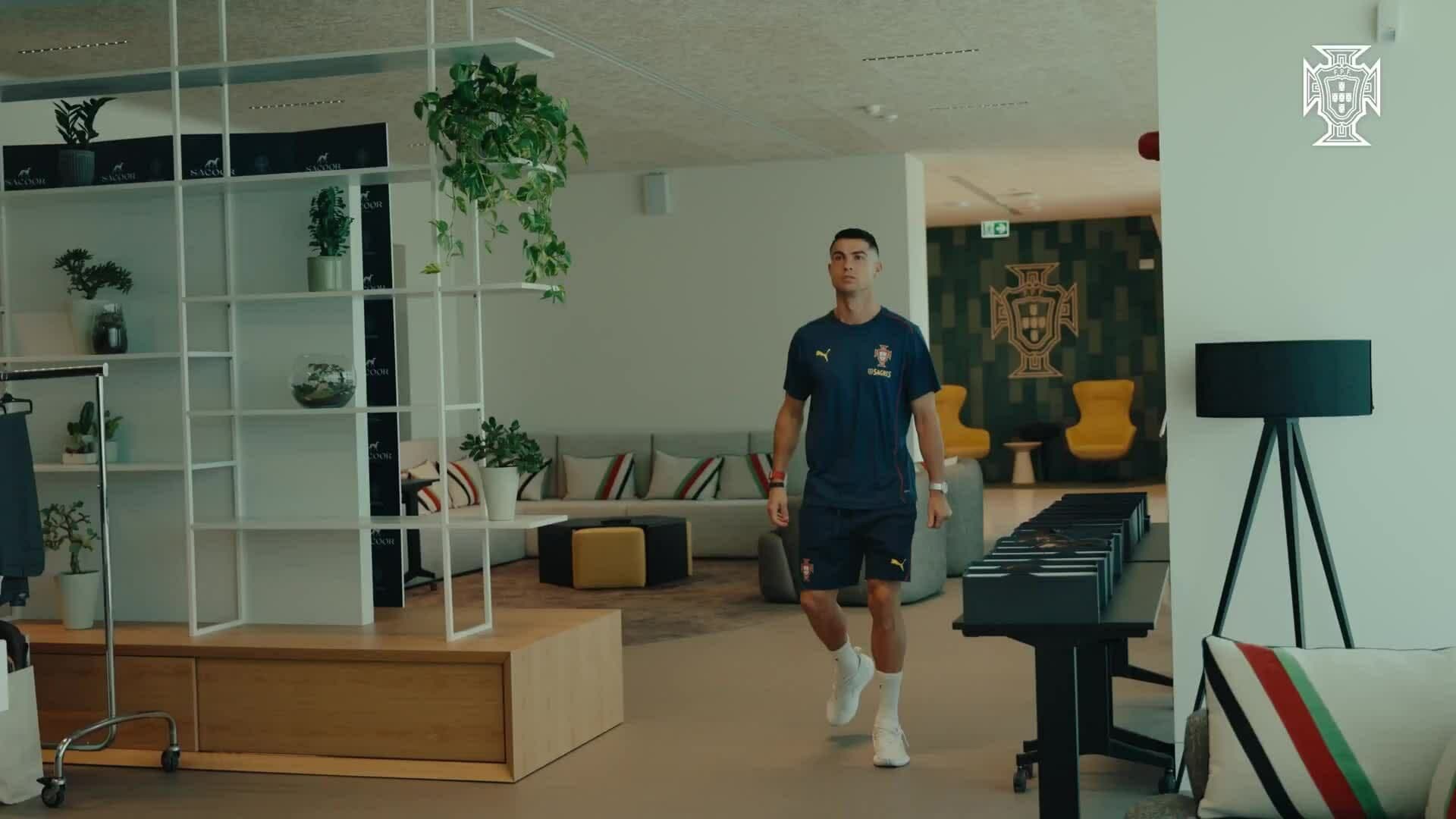 Cristiano Ronaldo hội quân cùng đội tuyển Bồ Đào Nha, sẵn sàng cho chiến dịch vòng loại World Cup 2026.