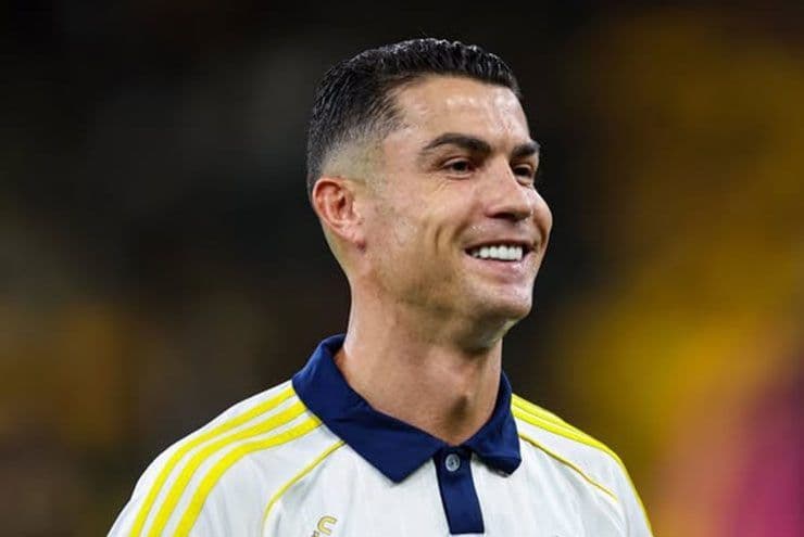 Cristiano Ronaldo mỉm cười, thể hiện hào quang của một siêu sao bóng đá, liên quan đến giá trị của Cúp C2 Châu Á.