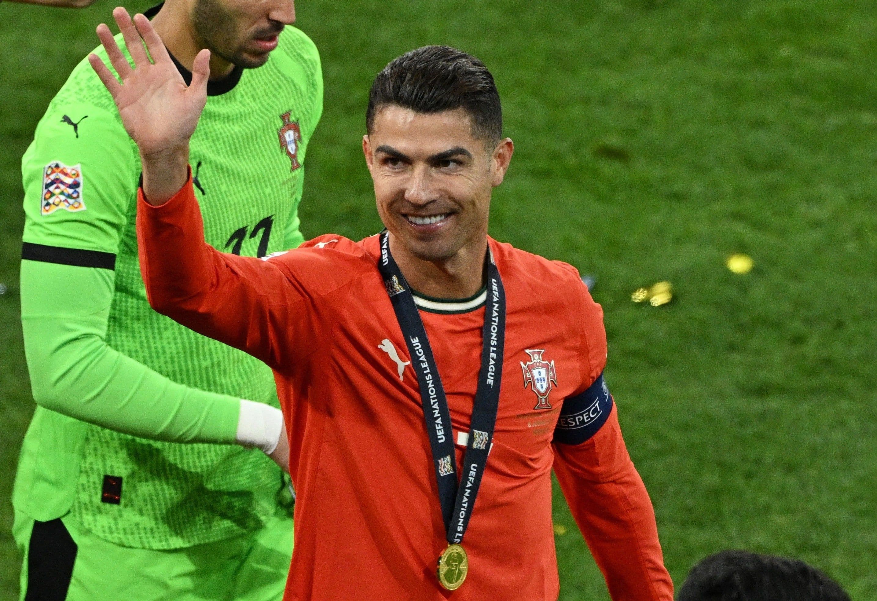 Cristiano Ronaldo mỉm cười với huy chương, tượng trưng cho di sản mà thế hệ cầu thủ Bồ Đào Nha mới đang tiếp nối.