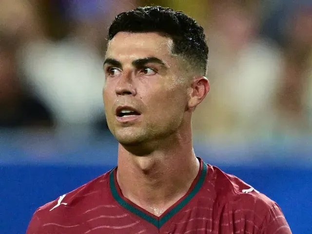Cristiano Ronaldo, một trong những tượng đài vĩ đại của bóng đá thế giới.