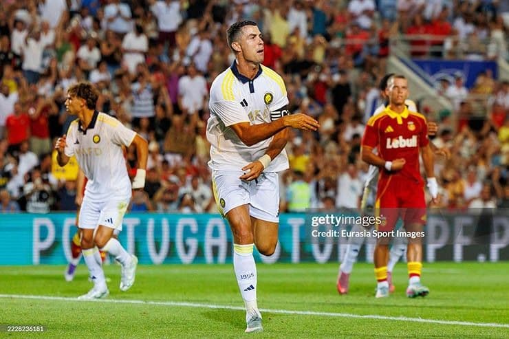 Cristiano Ronaldo ăn mừng bàn thắng, thể hiện phong độ đỉnh cao và quyết tâm.