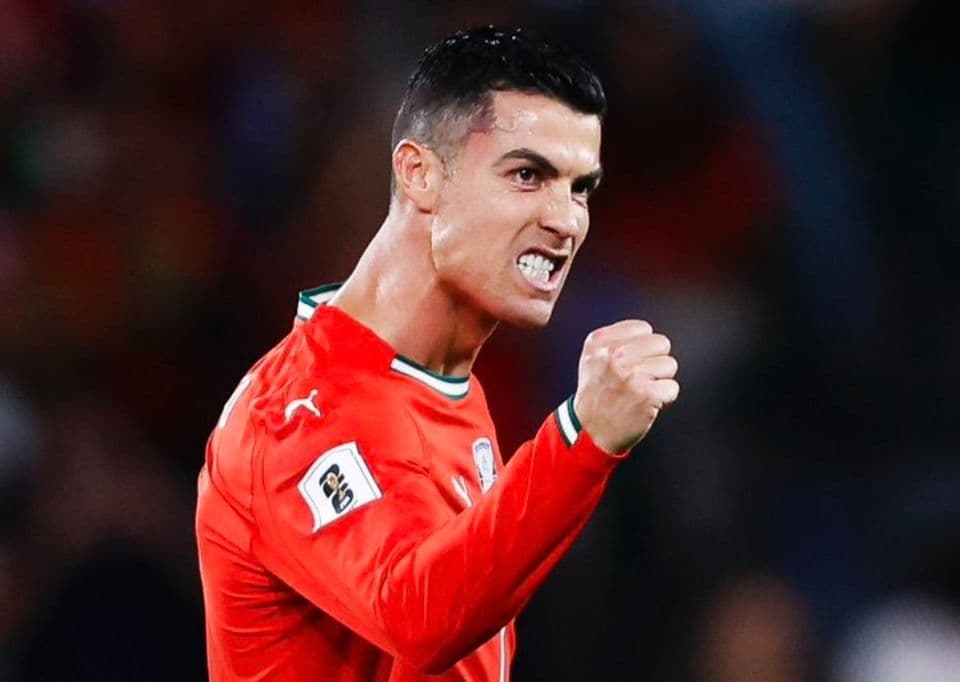 Cristiano Ronaldo ăn mừng bàn thắng, thể hiện tinh thần thủ lĩnh và di sản vĩ đại của anh cho bóng đá Bồ Đào Nha.