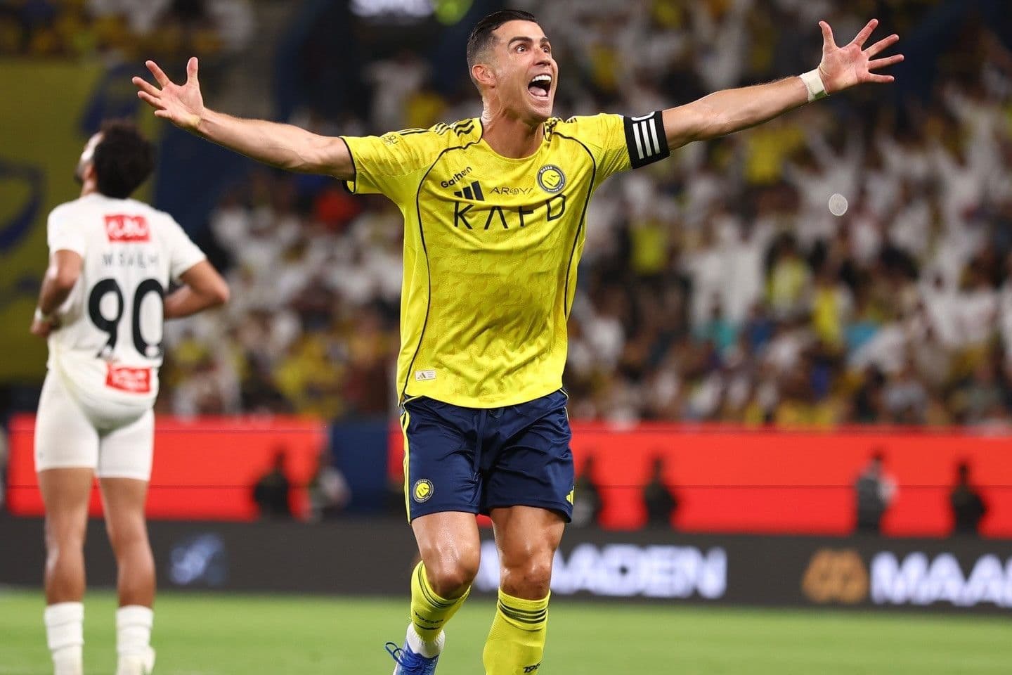 Cristiano Ronaldo ăn mừng bàn thắng trong màu áo Al Nassr, tượng trưng cho tham vọng và sức hút của câu lạc bộ.
