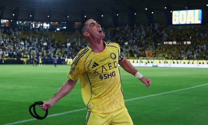 Cristiano Ronaldo ăn mừng bàn thắng trong màu áo Al Nassr, minh họa tầm quan trọng của anh đối với đội bóng và sự chú ý mà anh thu hút.