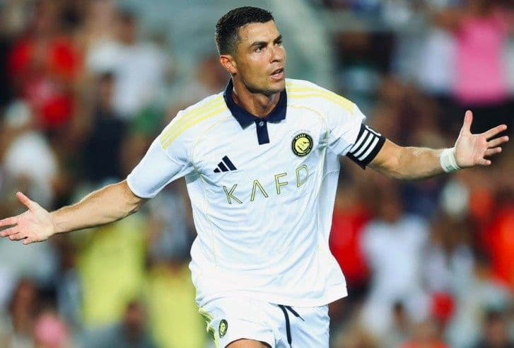 Cristiano Ronaldo ăn mừng cú hat-trick cho Al Nassr